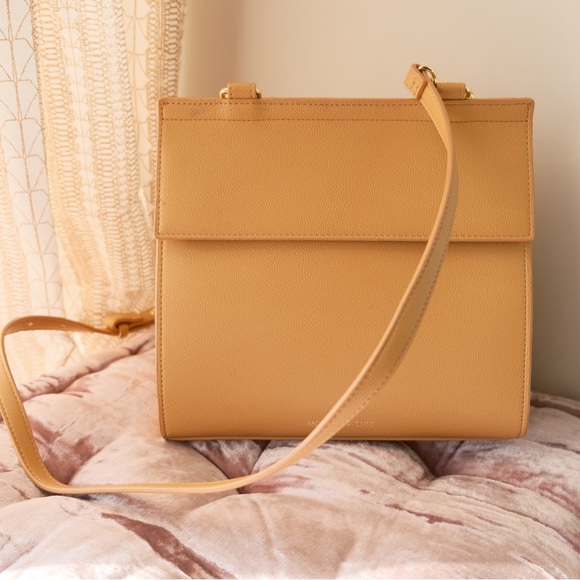 Elegant Tan Leather Shoulder Bag - Picture 1 of 4